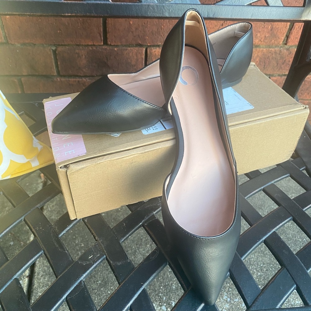 Journee Collection Pointed Toe Flats